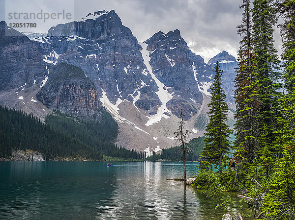 Moraine Lake und die schroffen Gipfel der kanadischen Rocky Mountains mit einem Boot im Wasser; Lake Louise  Alberta  Kanada