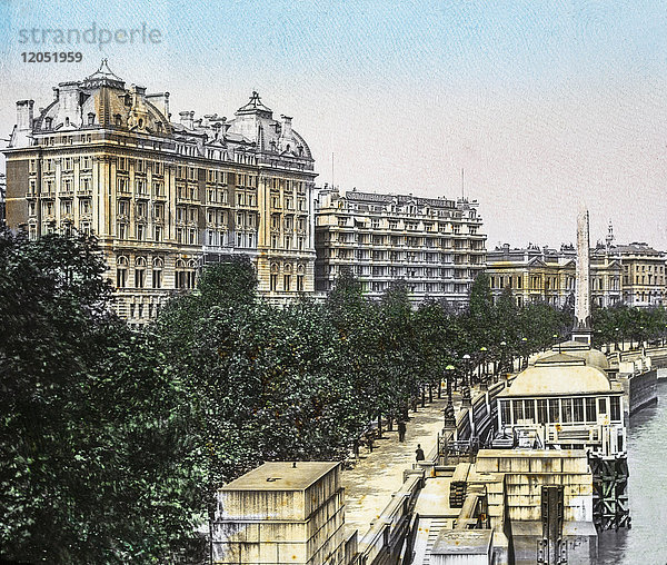 Diapositiv mit Laterna Magica um 1900  handkolorierte Ansichten von London  England in der viktorianischen Zeit. Blick entlang der Themse auf das Savoy und das Cecil Hotel