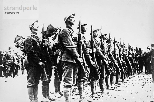 Laterna Magica um 1900.Viktorianisch. Soldaten des Ersten Weltkriegs stehen in einer Reihe stramm.