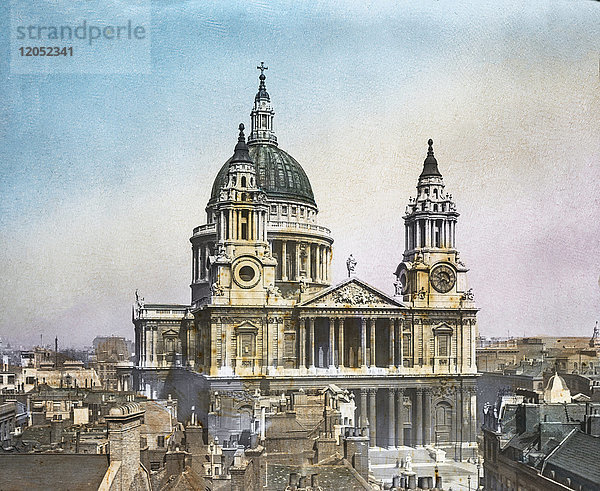 Laterna Magica-Dia um 1900  handkoloriert. St. Paul's Cathedral von Ludgate Hill London  England  Blick über die Dächer