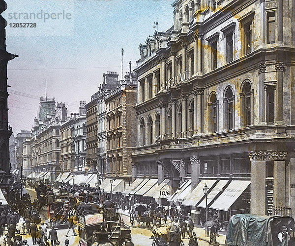 Laterna Magica-Dia um 1900  handkolorierte Ansichten von London  England in der viktorianischen Zeit. Belebte Straße in Cheapside mit Pferdebussen  Kutschen  Geschäften und Menschen