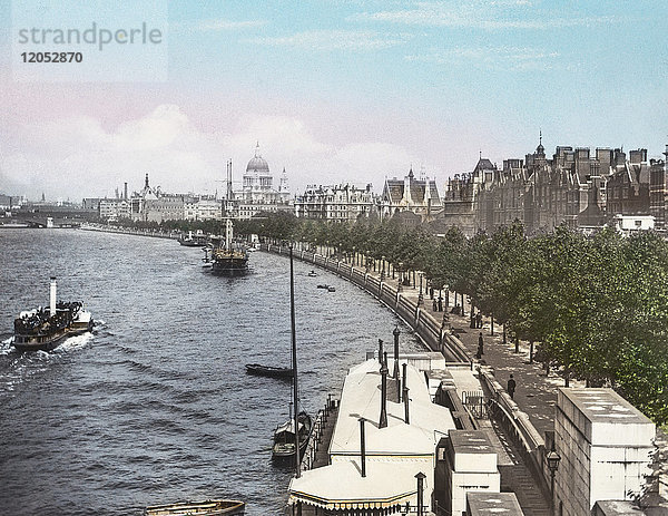 Diapositiv mit Laterna Magica um 1900  handkolorierte Ansichten von London  England in der viktorianischen Zeit. Blick entlang des Victoria Embankment auf die St. Paul's Cathedral  ein Schaufelraddampfer auf der Themse mit Segelschiffen und kleinen Booten.