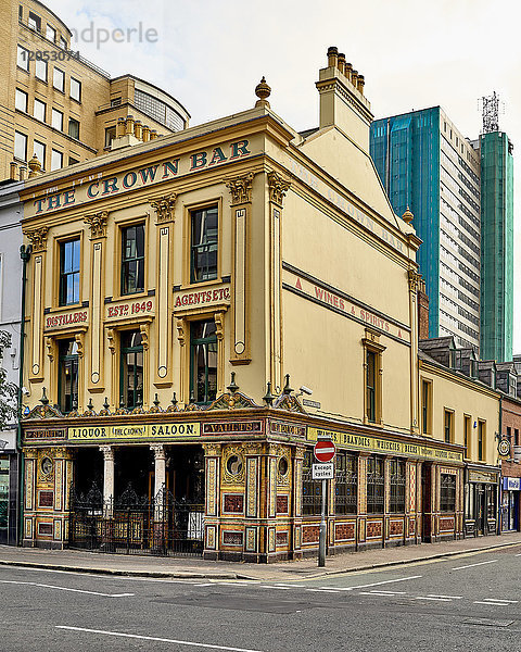 Die Crown Bar  ein alter Saloon; Belfast  Irland