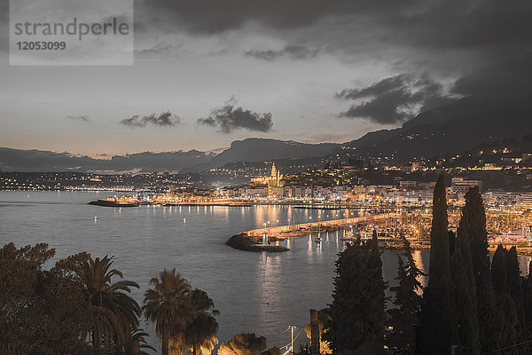 Lichter  die das Stadtbild entlang des Mittelmeers erhellen; Menton  Côte d'Azur  Frankreich