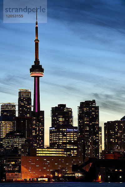 Skyline von Toronto und Cn Tower beleuchtet bei Sonnenuntergang; Toronto  Ontario  Kanada