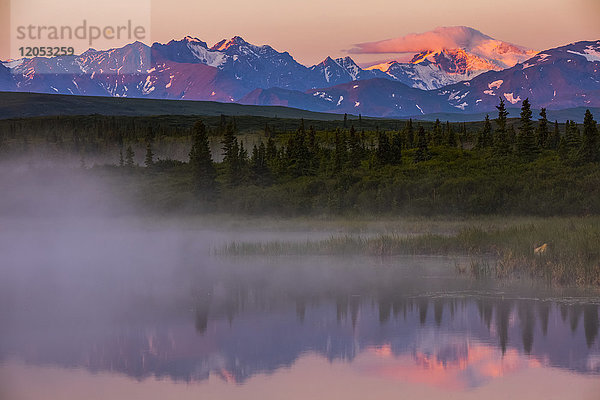 Nebel über dem Donnelly Lake bei Sonnenaufgang mit der Alaska Range im Hintergrund; Alaska  Vereinigte Staaten von Amerika