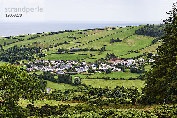 Eine kleine Küstenstadt in Nordirland; Irland