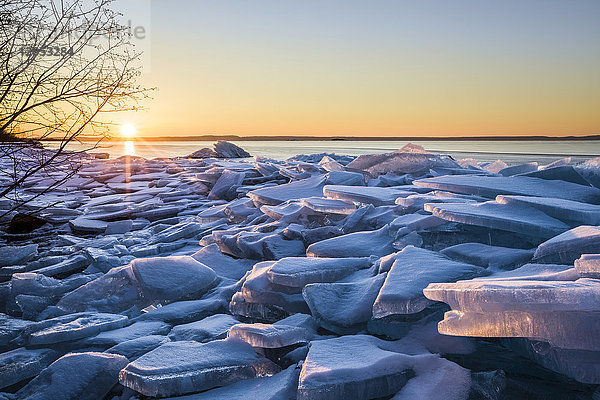 Eisbrocken auf dem Lake Superior; Thunder Bay  Ontario  Kanada