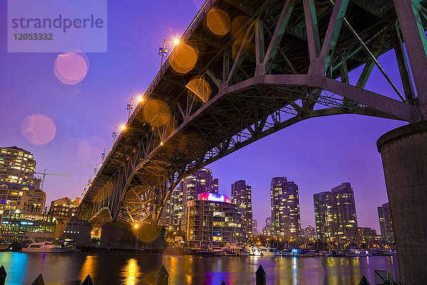 Granville Bridge von Granville Island mit Blick über den False Creek nach Bridgetown; Vancouver  British Columbia  Kanada