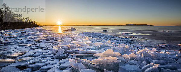 Eisbrocken auf dem Lake Superior; Thunder Bay  Ontario  Kanada