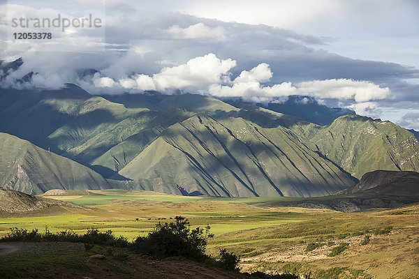 Berge  die die Moray-Ruinen im Heiligen Tal in der Nähe von Ollantaytambo umgeben; Cuzco  Peru
