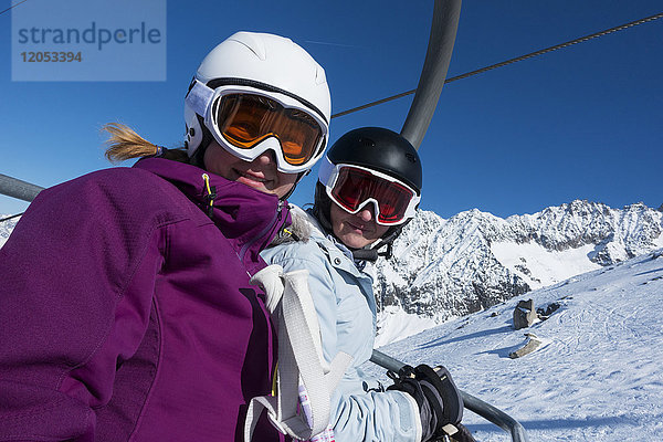 Skifahrer auf einem Sessellift auf der Aiguille des Grands Montets; Chamonix  Frankreich