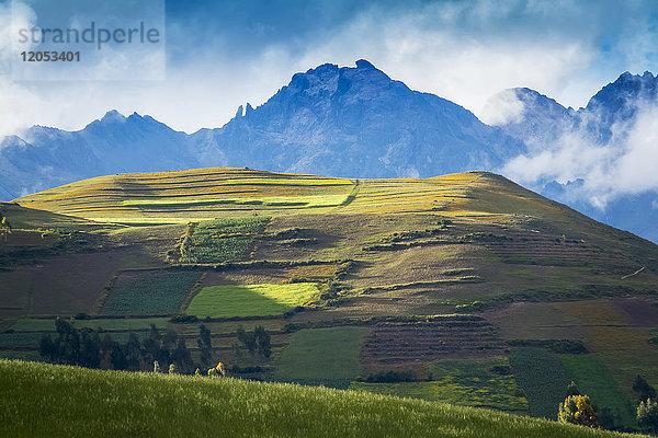 Berge  die die Moray-Ruinen im Heiligen Tal in der Nähe von Ollantaytambo umgeben; Urubamba-Privinzessin  Region Cuzco  Peru