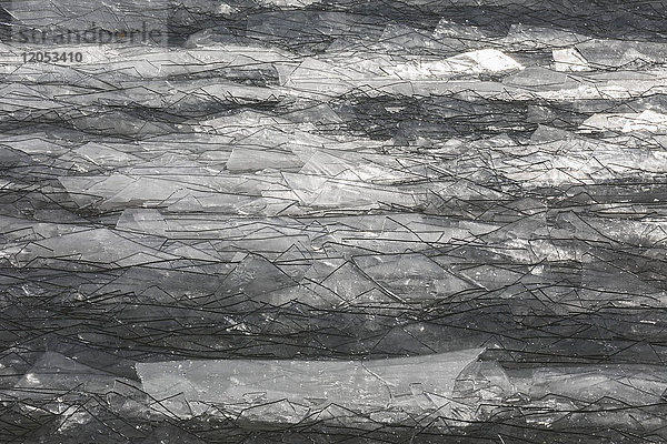 Gebrochenes Eis  das wie zerbrochenes Glas aussieht  im Eriesee; Ontario  Kanada