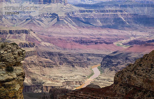 Blick auf den Colorado River und die geologischen Formationen des Canyons vom Navajo Point Overlook im Grand Canyon National Park  South Rim in der Nähe von Cameron  Arizona im Hochsommer; Arizona  Vereinigte Staaten von Amerika