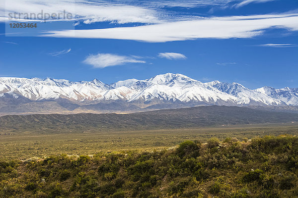 Die schneebedeckten Anden mit der Wüste im Vordergrund; Tunuyan  Mendoza  Argentinien