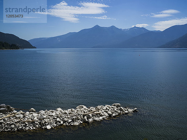 Das ruhige  blaue Wasser des Kootenay River und die kanadischen Rocky Mountains; Wynndel  British Columbia  Kanada