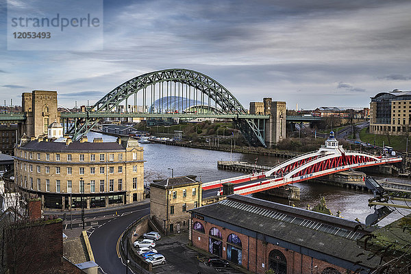 Blick entlang des Flusses Tyne auf die Brücken und Gebäude; Newcastle Upon Tyne  Tyne and Wear  England
