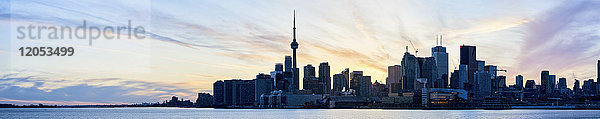 Skyline des Stadtzentrums von Toronto und des Ontariosees bei Sonnenuntergang; Toronto  Ontario  Kanada