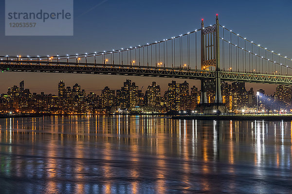 Rfk Triboro Bridge bei Dämmerung; New York City  New York  Vereinigte Staaten Von Amerika