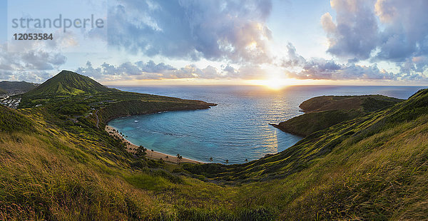 Blick auf das Hanauma Bay Nature Preserve bei Sonnenaufgang von der Spitze des Bergrückens  East Honolulu; Honolulu  Oahu  Hawaii  Vereinigte Staaten von Amerika