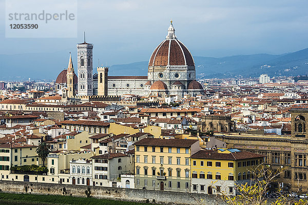Blick auf die Kathedrale der Heiligen Maria von der Blume  die Hauptkirche von Florenz; Florenz  Toskana  Italien