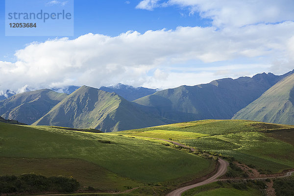 Berge  die die Moray-Ruinen im Heiligen Tal in der Nähe von Ollantaytambo umgeben; Cuzco  Peru