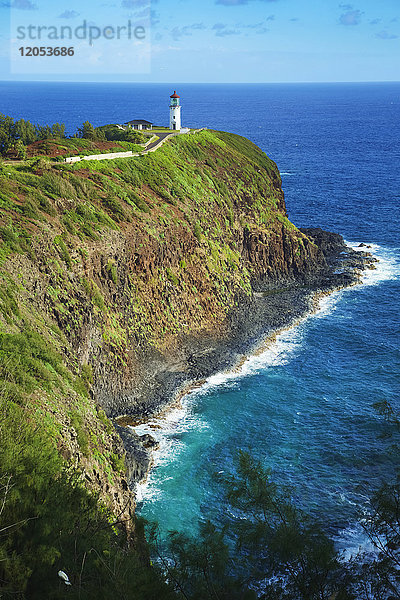 Ein Leuchtturm und ein Pfad entlang eines Bergrückens mit steilen Klippen an der Küstenlinie der Insel Hawaii; Kilauea  Insel Hawaii  Hawaii  Vereinigte Staaten von Amerika