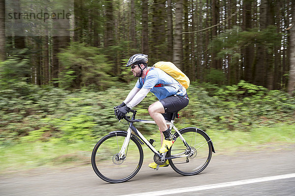 Radfahrer auf dem Weg durch den Pacific Rim National Park; Vancouver  British Columbia  Kanada