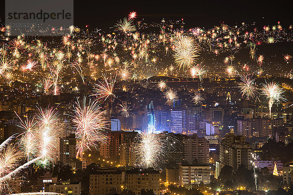 Feuerwerk über der Stadt Cochabamba an Neujahr; Cochabamba  Bolivien