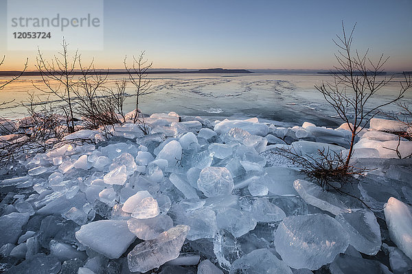 Eisbrocken auf dem Lake Superior; Thunder Bay  Ontario  Kanada