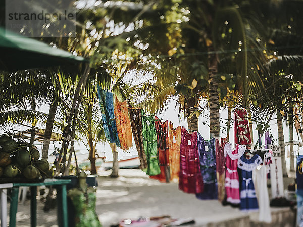 Zum Verkauf ausgestellte Kleidung auf einem Markt im Freien; Cancun  Mexiko