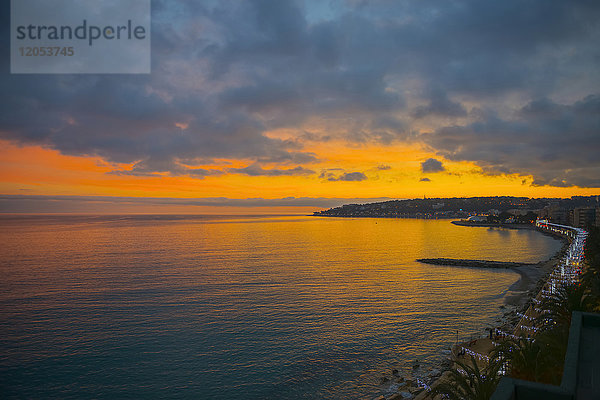 Küste der Côte d'Azur entlang des Mittelmeers bei Sonnenuntergang; Menton  Côte d'Azur  Frankreich