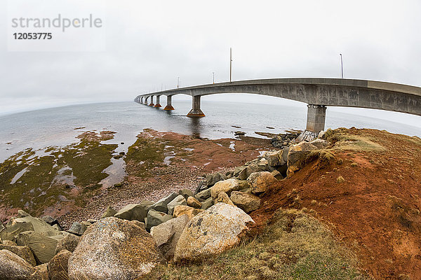 Die Konföderationsbrücke in Prince Edward Island  die nach New Brunswick führt; Prince Edward Island  Kanada