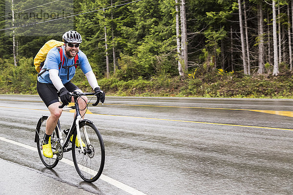 Radfahrer auf dem Weg durch den Pacific Rim National Park; Vancouver  British Columbia  Kanada
