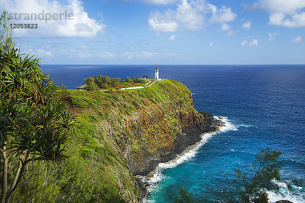 Ein Leuchtturm und ein Pfad entlang eines Bergrückens mit steilen Klippen an der Küstenlinie der Insel Hawaii; Kilauea  Insel Hawaii  Hawaii  Vereinigte Staaten von Amerika