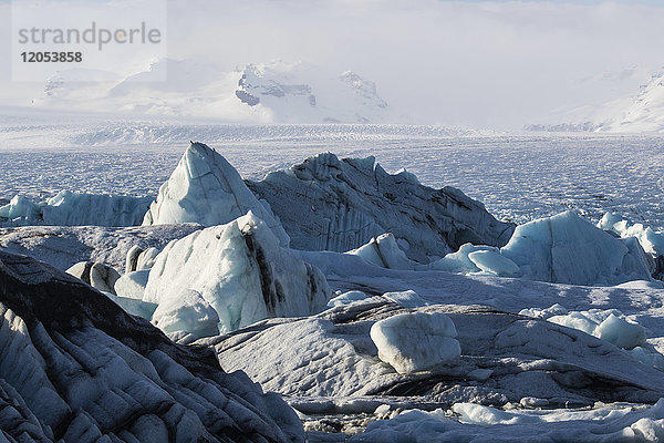 Massive Eisberge ersticken das Wasser der Gletscherlagune entlang der isländischen Südküste; Jokulsarlon  Island