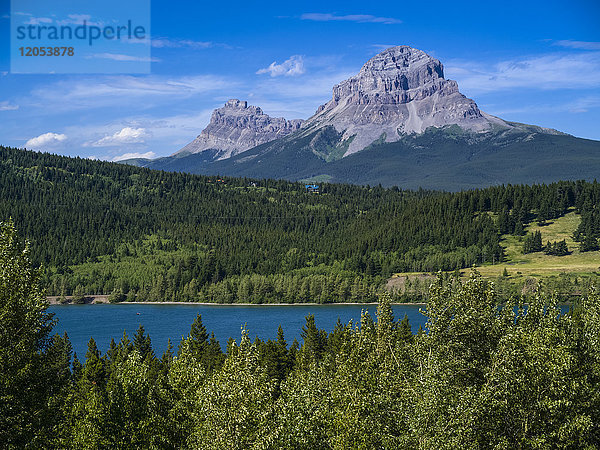 Moraine Lake  umgeben von Wäldern und den schroffen Gipfeln der Rocky Mountains in der Ferne; Alberta  Kanada