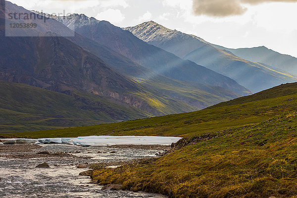 Licht durchdringt die Wolken in einem Tal in der Brooks Range; Alaska  Vereinigte Staaten von Amerika
