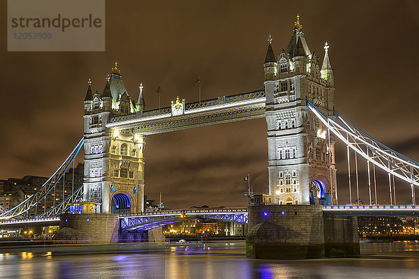 Tower Bridge bei Nacht; London  England