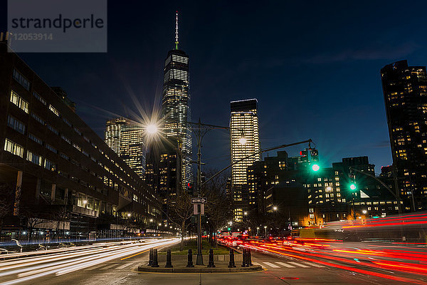 World Trade Center in der Dämmerung; New York City  New York  Vereinigte Staaten von Amerika