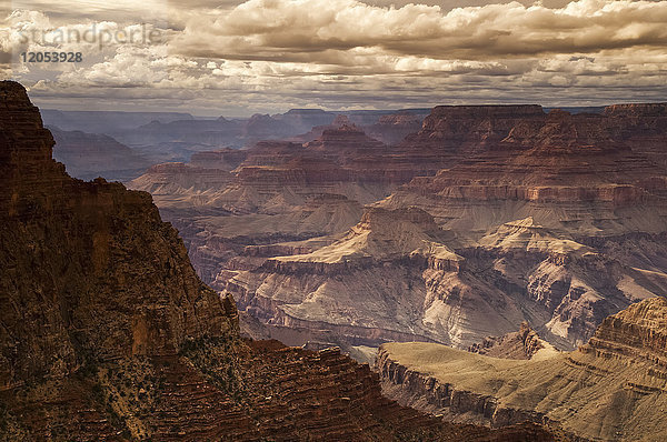 Blick vom Grandview Overlook auf die geologischen Formationen des Canyons im Grand Canyon National Park  South Rim in der Nähe von Tusayan  Arizona im Hochsommer; Arizona  Vereinigte Staaten von Amerika