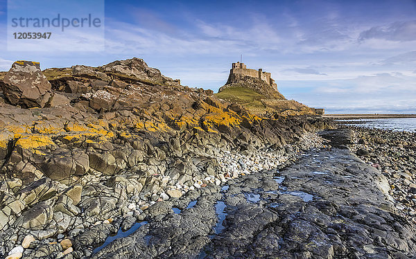 Heilige Insel Lindisfarne  eine Gezeiteninsel vor der Nordostküste Englands  deren Geschichte seit dem 6. Jahrhundert dokumentiert ist  und die 1550 erbaute Burg Lindisfarne; Lindisfarne  England