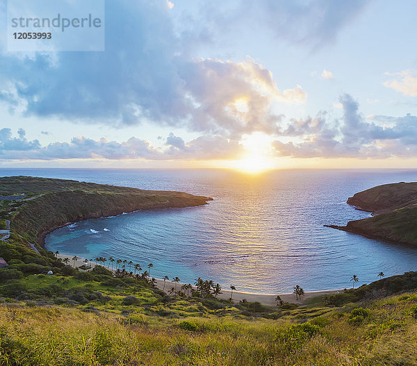 Blick auf das Hanauma Bay Nature Preserve bei Sonnenaufgang von der Spitze des Bergrückens  East Honolulu; Honolulu  Oahu  Hawaii  Vereinigte Staaten von Amerika