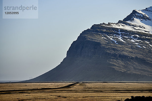 Schroffe Berge und blauer Himmel bei Sonnenuntergang; Island