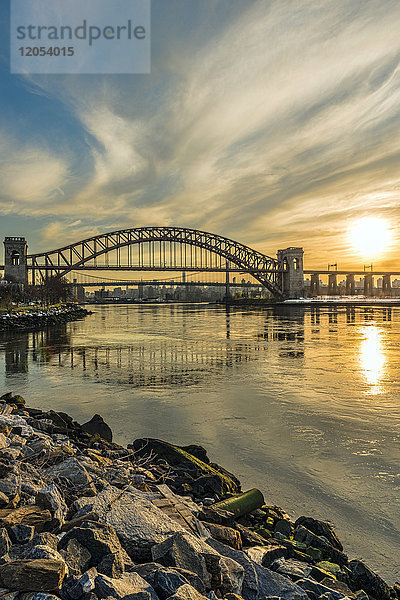 Hell Gate und Rfk Triboro-Brücken bei Sonnenuntergang  Ralph Demarco Park; Queens  New York  Vereinigte Staaten von Amerika