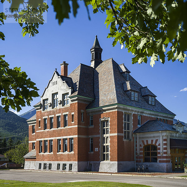 Das Fernie Court House unter blauem Himmel  umrahmt von Bäumen; Fernie  Alberta  Kanada