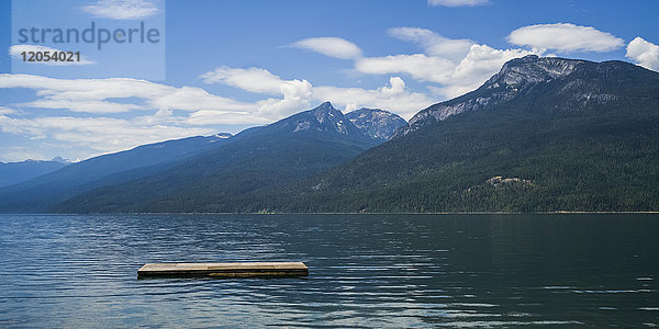 Ein hölzerner Steg schwimmt im Kootenay Lake in den Selkirk Mountains; Nelson  British Columbia  Kanada
