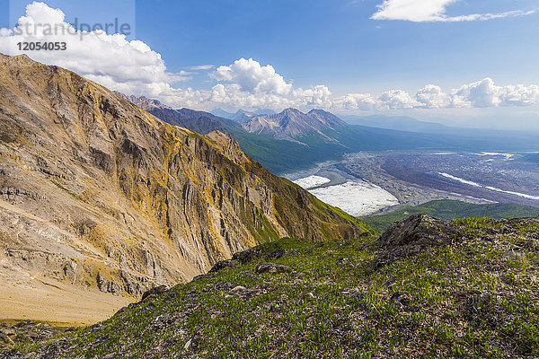 Blick auf den Schnittpunkt von Root Glacier (links) und Kennicott Glacier (rechts) von hoch oben auf dem Donoho Peak im Hinterland des Wrangell-St. Elias National Park; Alaska  Vereinigte Staaten von Amerika