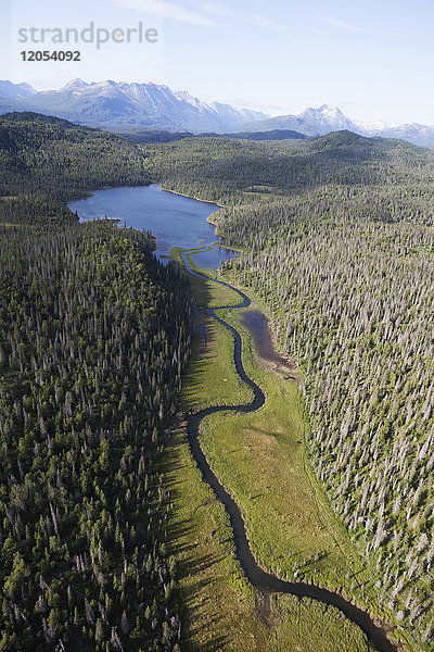 See und Fluss im Lake and Peninsula Borough  Aleutian Range in der Ferne; Alaska  Vereinigte Staaten von Amerika